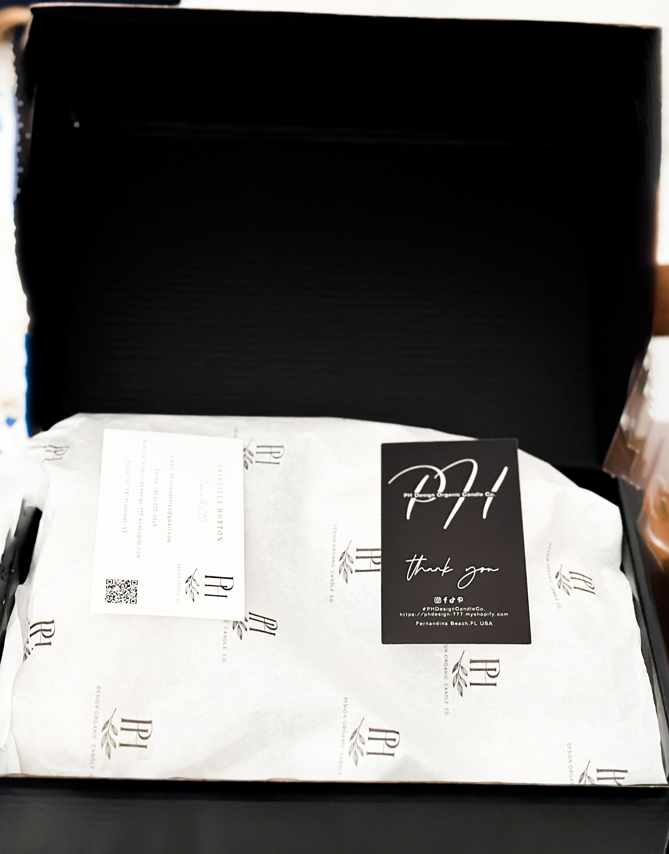 Organic Luxury Candle – Black Glass with Natural Wood Lid