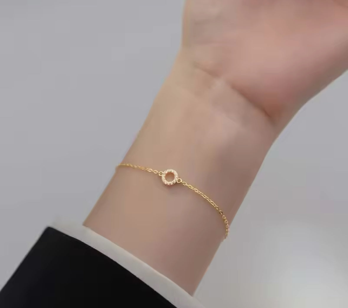 Elegant 18K Gold-Finished Minimalist Bracelet with Synthetic Diamond Circle Charm PH Design Organics