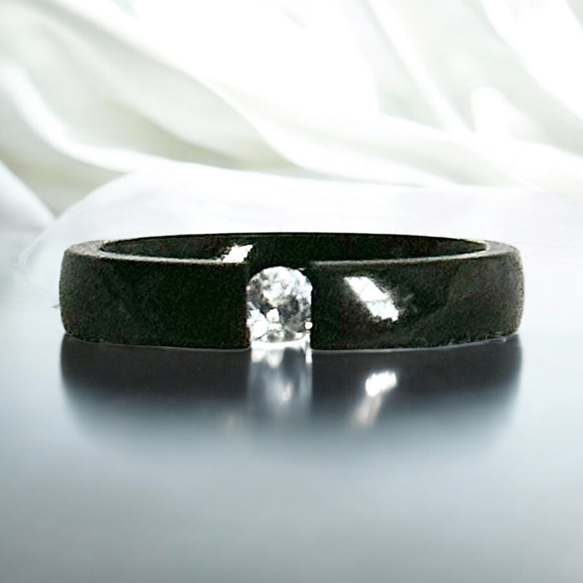 Minimalist Black Stainless Steel Gap Ring with Simulated Diamond Accent

Description:
This exquisite ring features a modern black stainless steel band with a bold open-gap design, showcasing a stunning simulated diamond centerpiece. The perfect ble