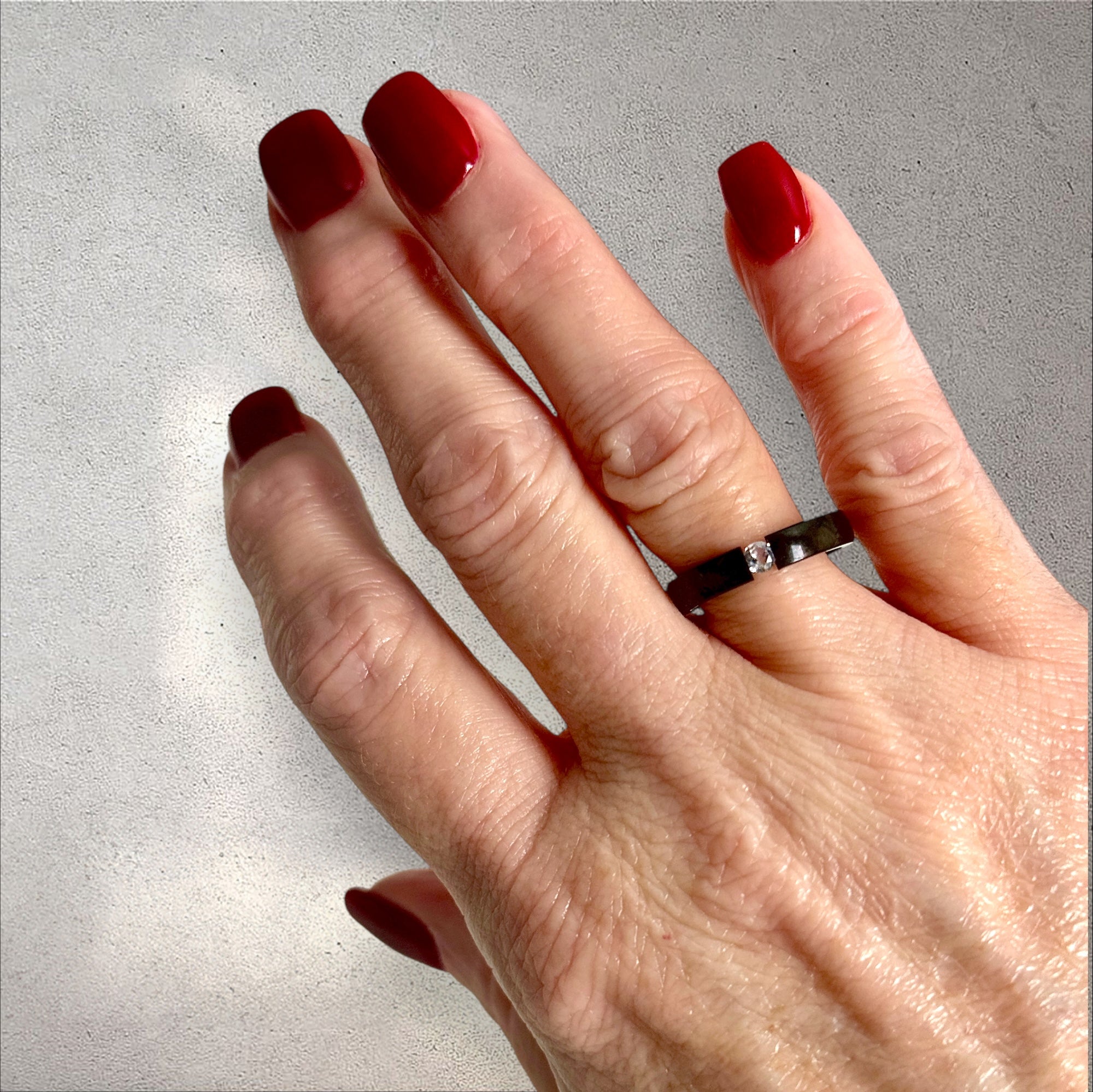 Minimalist Black Stainless Steel Gap Ring with Simulated Diamond Accent

Description:
This exquisite ring features a modern black stainless steel band with a bold open-gap design, showcasing a stunning simulated diamond centerpiece. The perfect ble