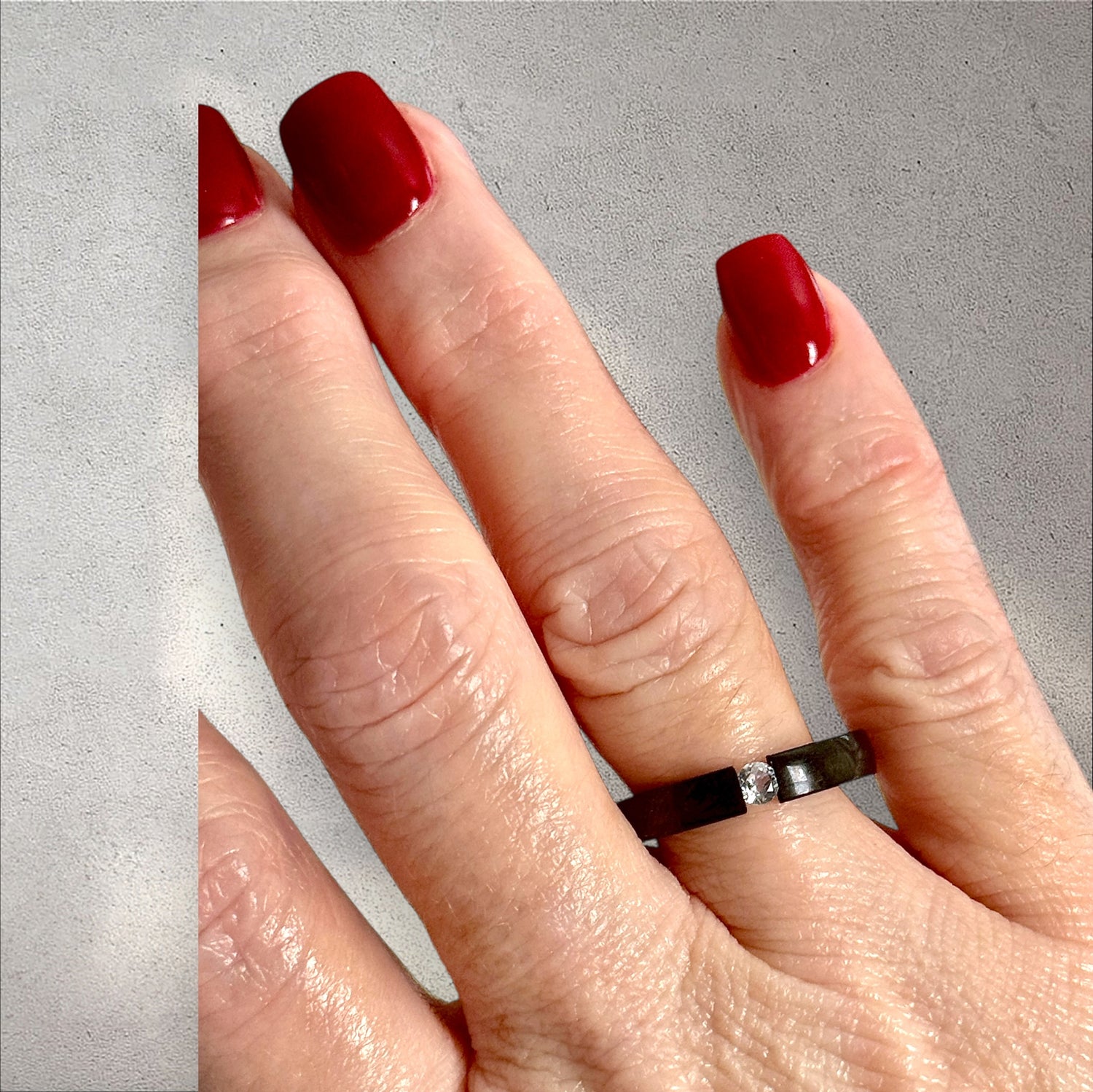 Minimalist Black Stainless Steel Gap Ring with Simulated Diamond Accent

Description:
This exquisite ring features a modern black stainless steel band with a bold open-gap design, showcasing a stunning simulated diamond centerpiece. The perfect ble